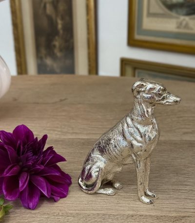 Lille hundefigur i sølvfarve (6049)