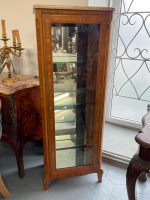 Eleganta koka vitrīna ar spoguļa sienu un marmora virsmu — Luija XVI stilā, (Elegant Wooden Display Cabinet with Mirror Back and Marble Top) (3562) - Image 3