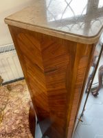 Eleganta koka vitrīna ar spoguļa sienu un marmora virsmu — Luija XVI stilā, (Elegant Wooden Display Cabinet with Mirror Back and Marble Top) (3562) - Image 13