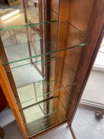 Eleganta koka vitrīna ar spoguļa sienu un marmora virsmu — Luija XVI stilā, (Elegant Wooden Display Cabinet with Mirror Back and Marble Top) (3562) - Image 8