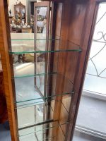 Eleganta koka vitrīna ar spoguļa sienu un marmora virsmu — Luija XVI stilā, (Elegant Wooden Display Cabinet with Mirror Back and Marble Top) (3562) - Image 7
