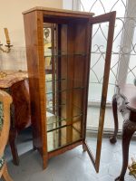 Eleganta koka vitrīna ar spoguļa sienu un marmora virsmu — Luija XVI stilā, (Elegant Wooden Display Cabinet with Mirror Back and Marble Top) (3562) - Image 6