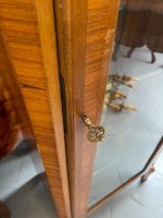 Eleganta koka vitrīna ar spoguļa sienu un marmora virsmu — Luija XVI stilā, (Elegant Wooden Display Cabinet with Mirror Back and Marble Top) (3562) - Image 12