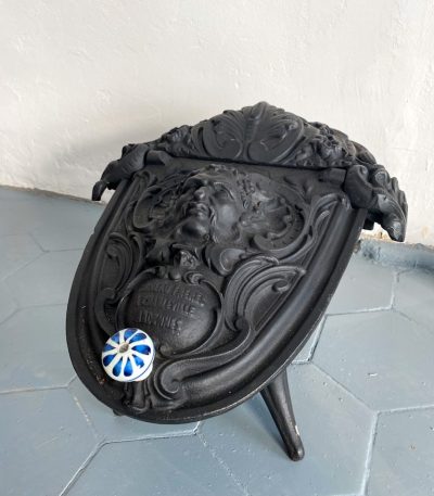 Brugt støbejernskulboks med maske og låg, Corneau Frères (662)
