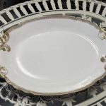 Vidēji, Liela Izmēra, Porcelāna Šķīvis ar Zelta krāsas Detalizāciju (4316)