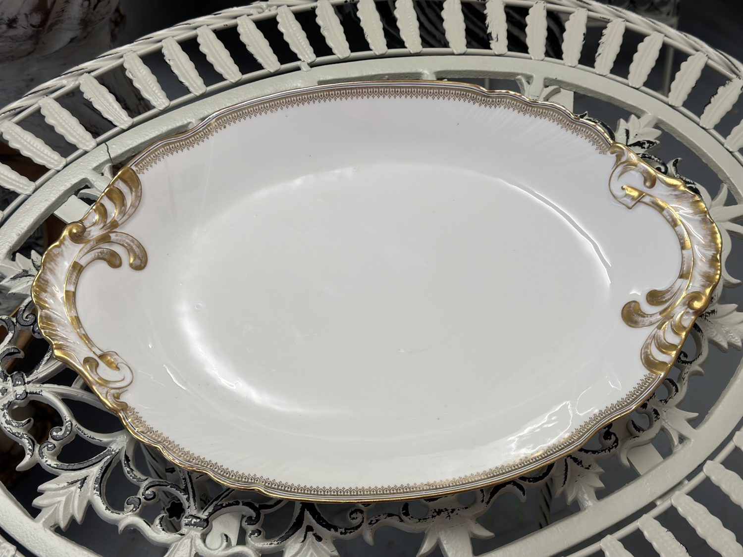 Vidēji, Liela Izmēra, Porcelāna Šķīvis ar Zelta krāsas Detalizāciju (4316) - Image 1