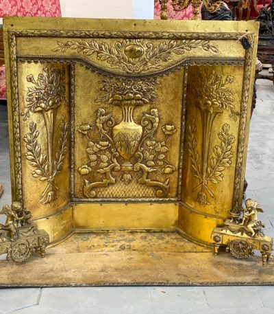 Guld pejseskærm med messingbas-relieffer og bronze engel ildkroge, Louis XVI
