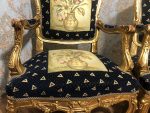 Zeltēts Luija XV salona komplekts ar ziedu gobelēnu, liela izmēra sofa + 2 lieli krēsli ar roku balstiem, (224) - Image 4
