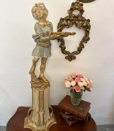 Træfigur - Pige med Bakke, Mellemstor, Mellemvægtig (4558)