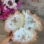 Porcelāna šķīvis ar ziedu motīviem, šķīvim ir rokturis un trīs nodalījumi (5755)