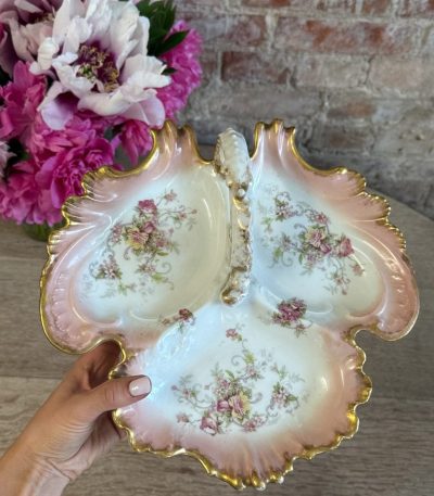 Porcelænsfad med blomstermotiver, hank og tre rum