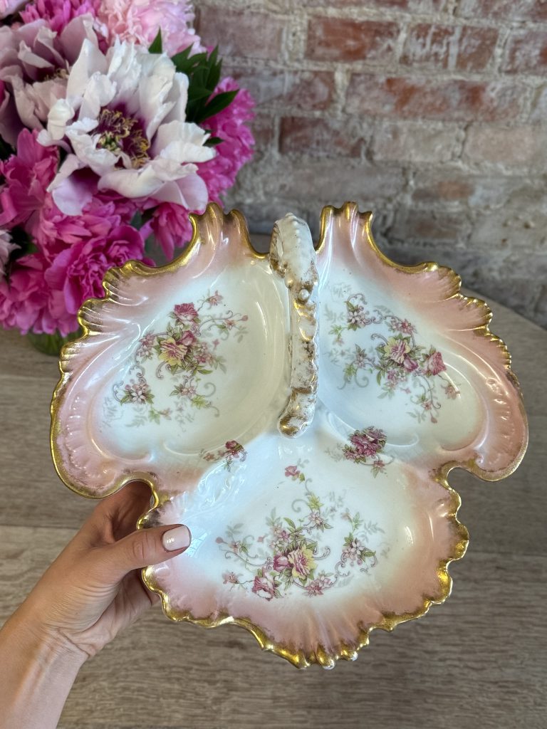 Porcelāna šķīvis ar ziedu motīviem, šķīvim ir rokturis un trīs nodalījumi (5755) - Image 1