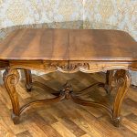 Udtrækkeligt spisebord i valnød med udskæringer – Louis XV-stil, Frankrig/Belgien, 19. årh.
