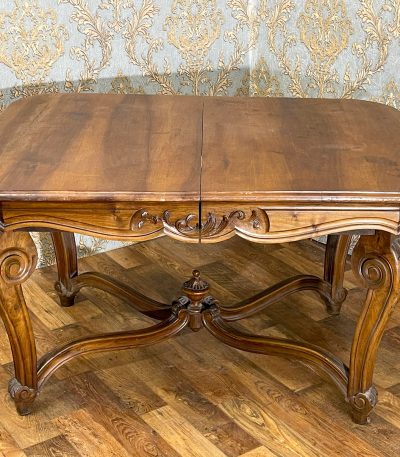 Udtrækkeligt spisebord i valnød med udskæringer – Louis XV-stil, Frankrig/Belgien, 19. årh.
