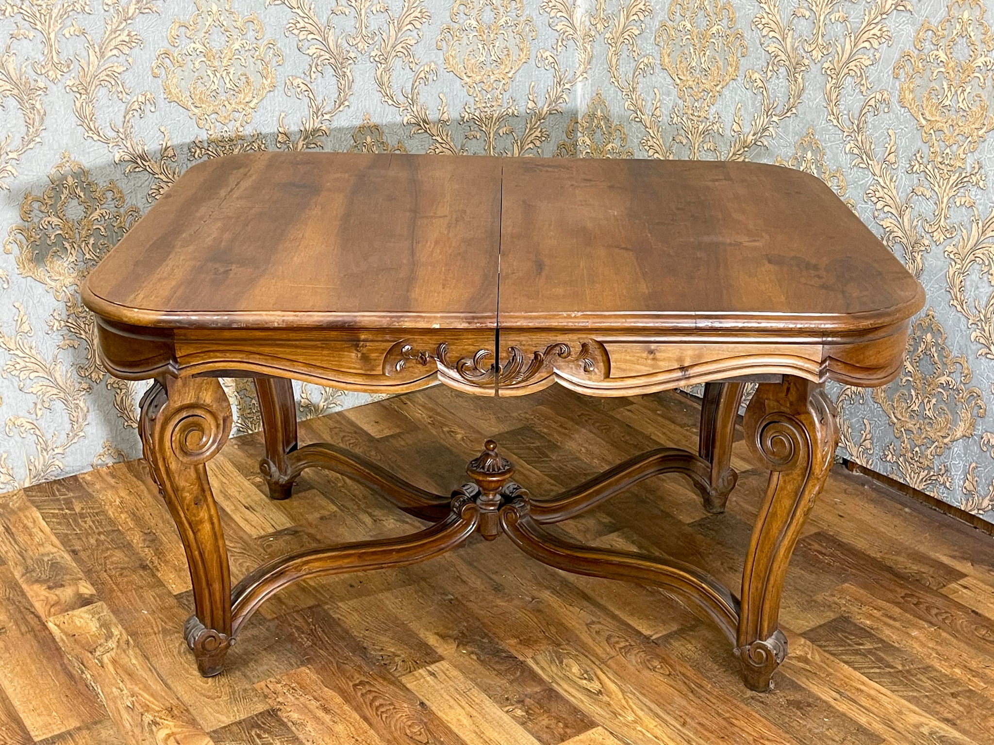Udtrækkeligt spisebord i valnød med udskæringer – Louis XV-stil Udtrækkeligt spisebord i valnød med udskæringer – Louis XV-stil, Frankrig/Belgien, 19. årh.