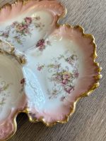 Porcelāna šķīvis ar ziedu motīviem, šķīvim ir rokturis un trīs nodalījumi (5755) - Image 3