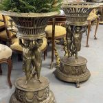 Pāris Misiņa Korbej ar Enģeļiem vai"Putti" — Empire un Neoklasicisms, Francija, ap 1850.–1900. Bronzas Figūras - Puķpodi, 2gab, Liela Izmēra (4311)