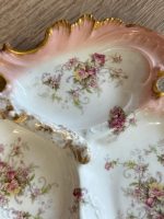 Porcelāna šķīvis ar ziedu motīviem, šķīvim ir rokturis un trīs nodalījumi (5755) - Image 11