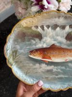"Limoge" porcelāna šķīvis, apgleznots ar zivs motīvu un zelta krāsas detalizāciju, neliela izmēra (6950) - Image 2