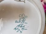Iespaidīgs franču meistara (Maître Artisan) fajansa sienas šķīvis ar putnu motīviem (5757) - Image 6