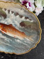 "Limoge" porcelāna šķīvis, apgleznots ar zivs motīvu un zelta krāsas detalizāciju, neliela izmēra (6950) - Image 4