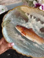 "Limoge" porcelāna šķīvis, apgleznots ar zivs motīvu un zelta krāsas detalizāciju, neliela izmēra (6950) - Image 5