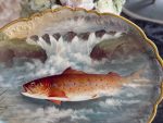 "Limoge" porcelāna šķīvis, apgleznots ar zivs motīvu un zelta krāsas detalizāciju, neliela izmēra (6950) - Image 3