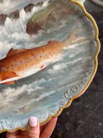 "Limoge" porcelāna šķīvis, apgleznots ar zivs motīvu un zelta krāsas detalizāciju, neliela izmēra (6950) - Image 7