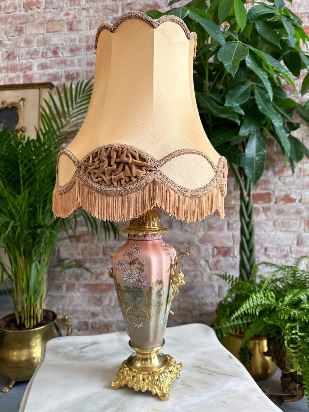 Izsmalcināta Galda Lampa ar Skaistu Kupolu ar Bārkstīm, Vidēja Izmēra (4905) - Image 1