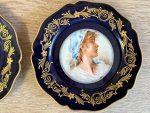 Ekskluzīvs antīks Limoges porcelāna kabineta šķīvis "Dāmas portrets" — ap 1900. gadu (Belle Époque / Edwardian) (5799) - Image 4
