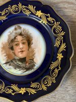 Ekskluzīvs antīks Limoges porcelāna kabineta šķīvis "Dāmas portrets" — ap 1900. gadu (Belle Époque / Edwardian) (5799) - Image 6