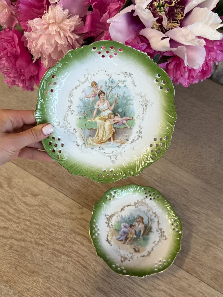 Grezni antīki ažūra porcelāna kabineta šķīvīši "Amoriņi" — XIX gs. otrā puse, 2gab (5752) - Image 1
