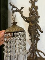 bra Bronzas sienas lampa ar Enģelīša (Putto) figūru un kristālu lusti — Jūgendstils, Francija, ap 1900. g. (6090) - Image 3