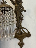 bra Bronzas sienas lampa ar Enģelīša (Putto) figūru un kristālu lusti — Jūgendstils, Francija, ap 1900. g. (6090) - Image 5