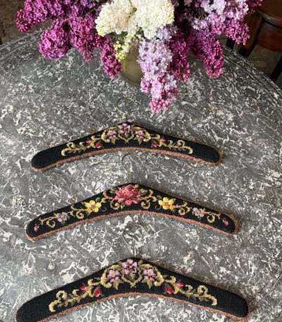 Antikke broderede bøjler med blomster og sort fløjl, 3 stk. (6804)