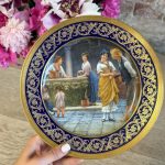 Karaliska dizaina Limoges kobalta porcelāna kabineta šķīvis "Pie akas" ar dubulto zeltījumu — XX gs. vidus (5771)