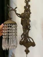 bra Bronzas sienas lampa ar Enģelīša (Putto) figūru un kristālu lusti — Jūgendstils, Francija, ap 1900. g. (6090) - Image 2