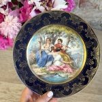 Porcelāna dekoratīvs šķīvis ar mitoloģisku ainu — Mūzas. Vīnes stils (Royal Vienna / "Beehive" marķējums), neliela izmēra (5830)