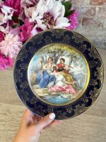 Porcelāna dekoratīvs šķīvis ar mitoloģisku ainu — Mūzas. Vīnes stils (Royal Vienna / "Beehive" marķējums), neliela izmēra (5830)