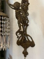 bra Bronzas sienas lampa ar Enģelīša (Putto) figūru un kristālu lusti — Jūgendstils, Francija, ap 1900. g. (6090) - Image 11