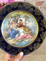 Porcelāna dekoratīvs šķīvis ar mitoloģisku ainu — Mūzas. Vīnes stils (Royal Vienna / "Beehive" marķējums), neliela izmēra (5830) - Image 7