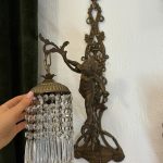 bra Bronzas sienas lampa ar Enģelīša (Putto) figūru un kristālu lusti — Jūgendstils, Francija, ap 1900. g. (6090)