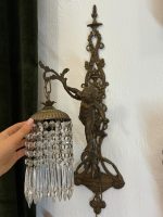 bra Bronzas sienas lampa ar Enģelīša (Putto) figūru un kristālu lusti — Jūgendstils, Francija, ap 1900. g. (6090)