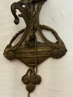 bra Bronzas sienas lampa ar Enģelīša (Putto) figūru un kristālu lusti — Jūgendstils, Francija, ap 1900. g. (6090) - Image 6
