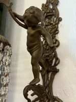 bra Bronzas sienas lampa ar Enģelīša (Putto) figūru un kristālu lusti — Jūgendstils, Francija, ap 1900. g. (6090) - Image 7
