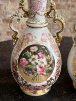 Pāris greznu antīku porcelāna vāžu ar ziedu motīviem — historisma stilā (antique porcelain vases) (6865) - Image 3