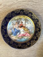 Porcelāna dekoratīvs šķīvis ar mitoloģisku ainu — Mūzas. Vīnes stils (Royal Vienna / "Beehive" marķējums), neliela izmēra (5830) - Image 4