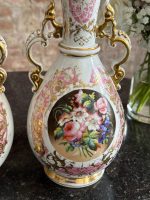 Pāris greznu antīku porcelāna vāžu ar ziedu motīviem — historisma stilā (antique porcelain vases) (6865) - Image 4