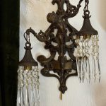 Bra Bronzas sienas lampa ar enģeļa (Putto) figūru un kristāliem — Neo-Rokoko, Francija, ap 1890. g. (6082)