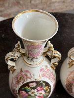 Pāris greznu antīku porcelāna vāžu ar ziedu motīviem — historisma stilā (antique porcelain vases) (6865) - Image 8